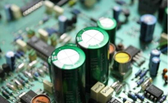 如何區(qū)別電容器的正負(fù)極？
